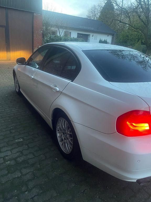 Weiß Gebraucht 2011 BMW 316 Limousine | 4.000 € (Guter Preis) - Bild 1/4