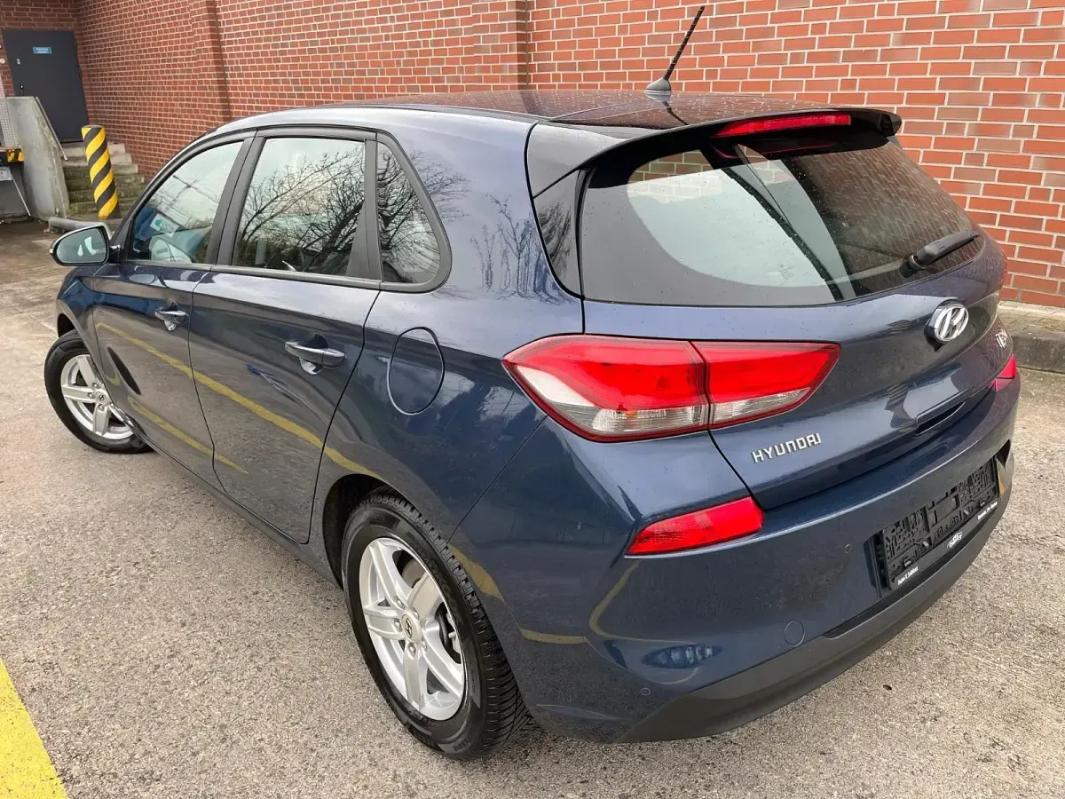 Gebraucht Hyundai i30 120 PS (88 kW) 2017 Blau Limousine