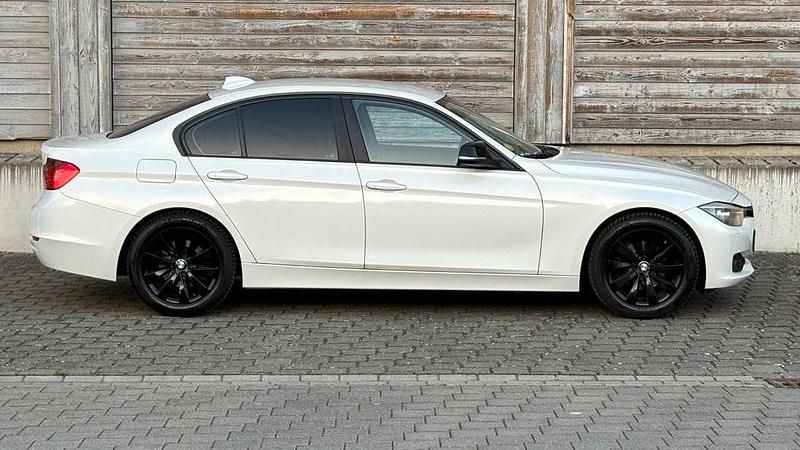 Gebraucht BMW 320 Advantage 163 PS (119 kW) 2015 Weiß Limousine