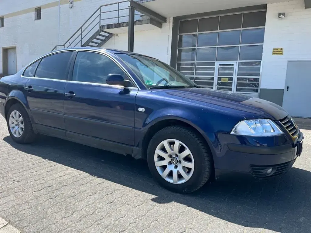 Usata VW Passat 150 CV (110 kW) 2003 Blu Berlina