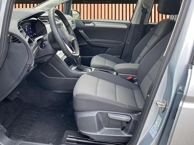 Gebraucht VW Touran 150 PS (110 kW) 2025 Silber Van / Kleinbus