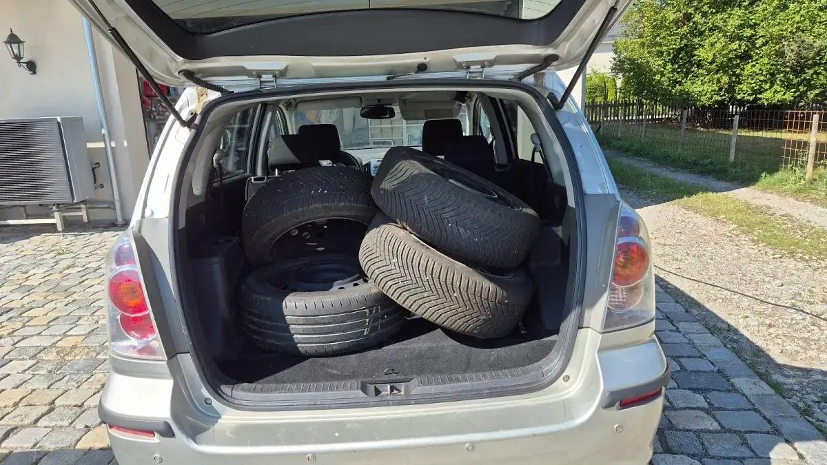Gebraucht Toyota Corolla Verso 136 PS (100 kW) 2006 Silber Van / Kleinbus