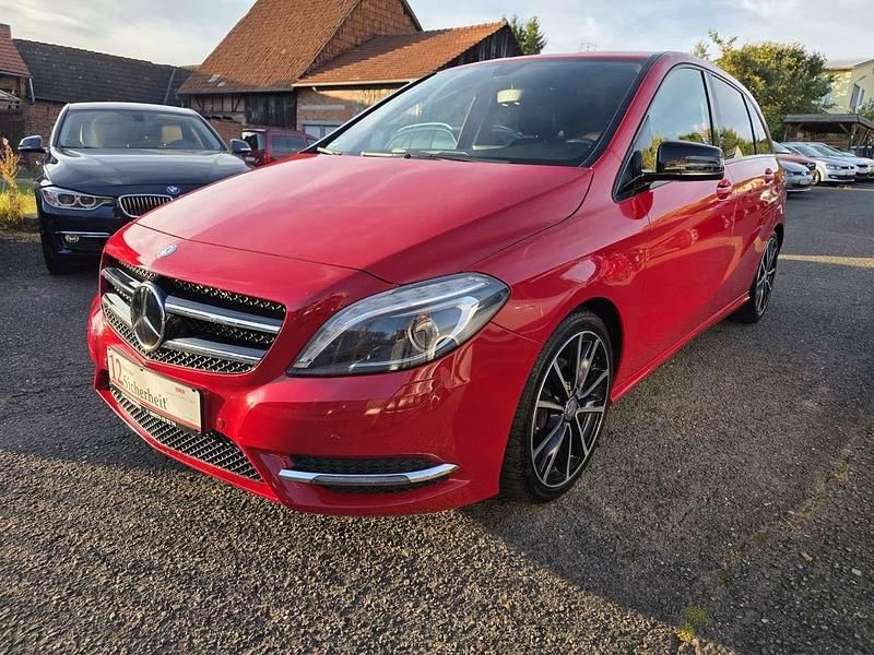 Jupiterrot uni Gebraucht 2012 Mercedes B180 Sport Van / Kleinbus | 11.601 € (Teuer) - Bild 1/4