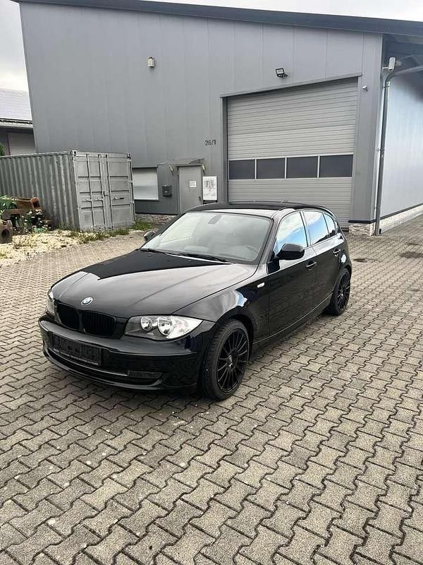 Schwarz Gebraucht 2011 BMW 118 Sport Line Kleinwagen | 9.500 € (Fairer Preis) - Bild 1/4