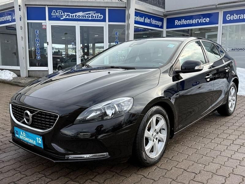 Schwarz Gebraucht 2017 Volvo V40 Kinetic Limousine | 9.990 € (Fairer Preis) - Bild 1/4