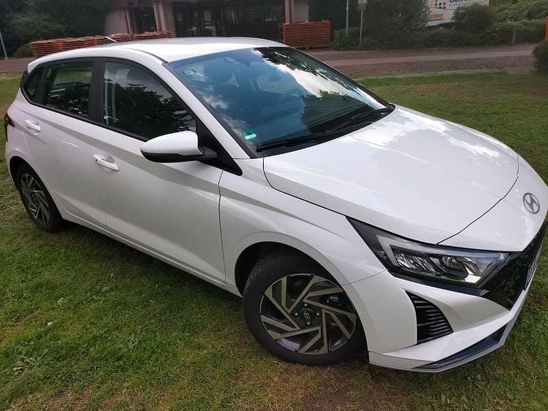 Weiß Gebraucht 2024 Hyundai i20 Trend Kleinwagen | 17.000 € (Guter Preis) - Bild 1/4