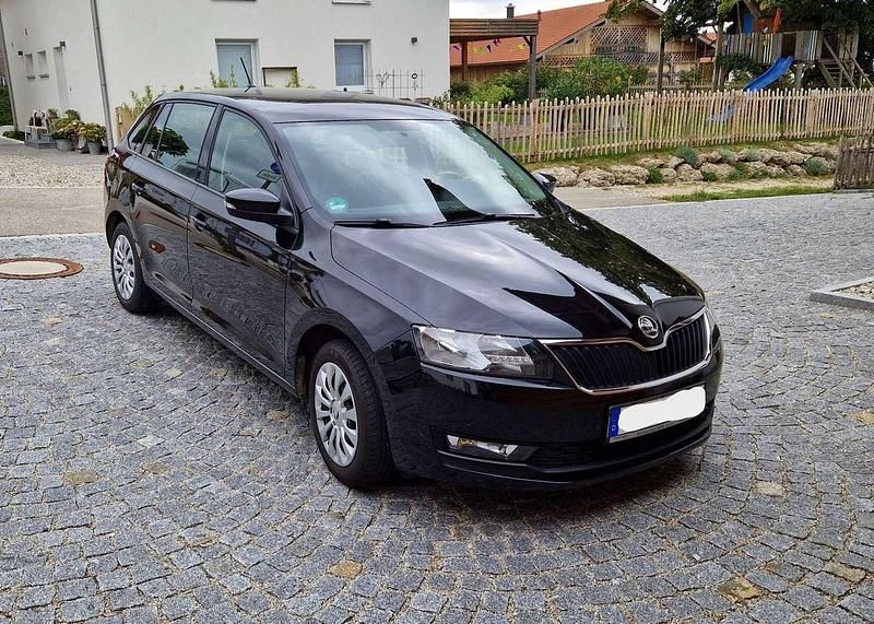 Schwarz Gebraucht 2019 Skoda Rapid Ambition Kombi | 11.000 € (Fairer Preis) - Bild 1/4