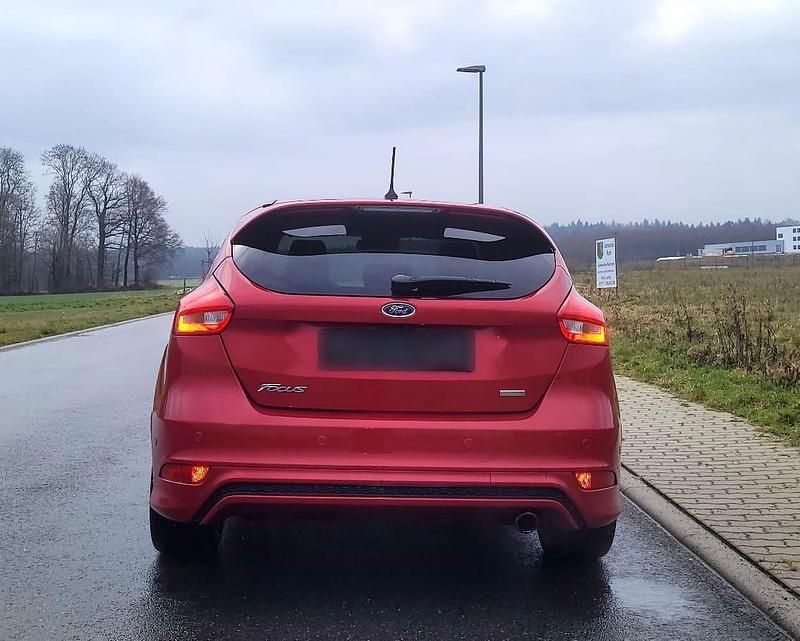 Gebraucht Ford Focus ST-Line 182 PS (133 kW) 2018 Rot Limousine