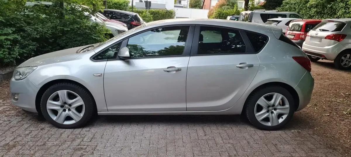 Używany Opel Astra Edition 116 KM (85 kW) 2011 Srebrny Sedan/Limuzyna