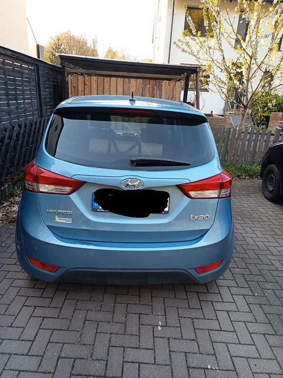 Gebraucht Hyundai ix20 90 PS (66 kW) 2014 Blau Kleinwagen