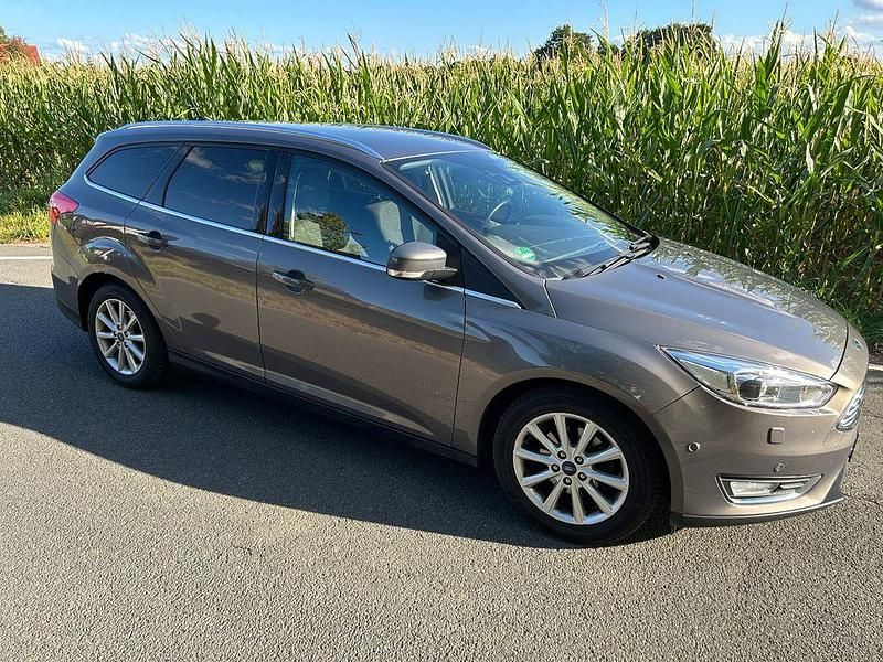 Braun Gebraucht 2015 Ford Focus Titanium Limousine | 8.900 € - Bild 1/4
