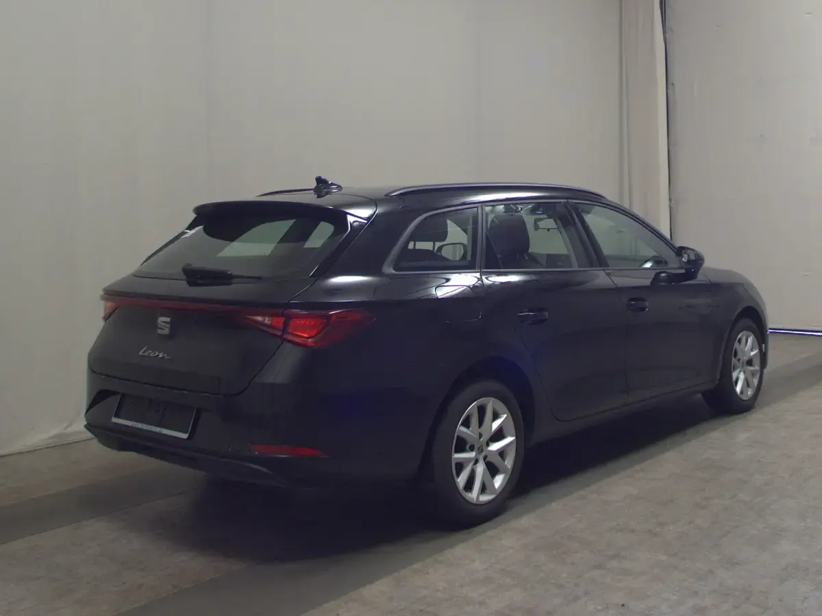 Używany Seat Leon Style 150 KM (110 kW) 2021 Czarny Kombi