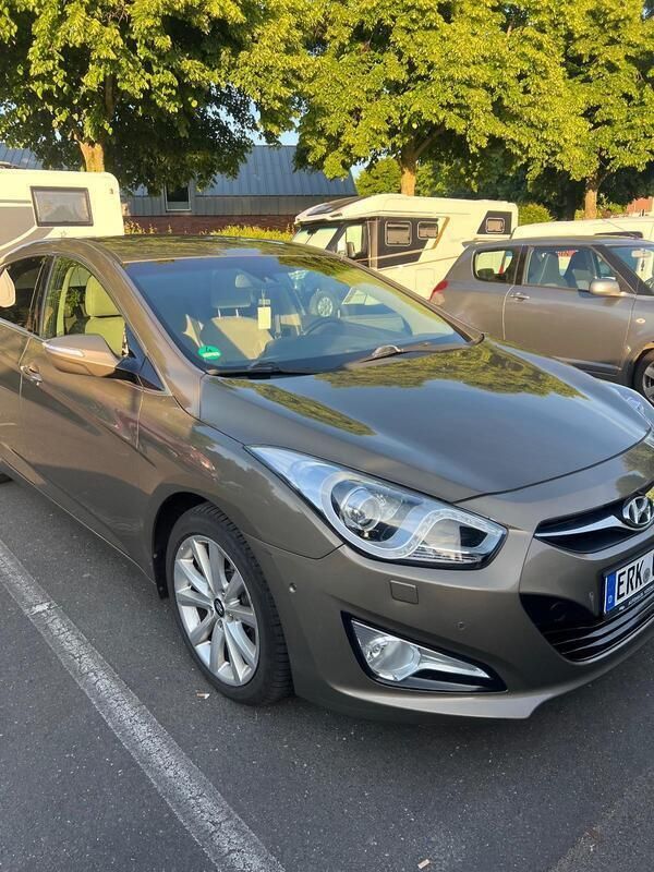 Andere außenfarben Gebraucht 2012 Hyundai i40 Limousine | 4.900 € - Bild 1/4