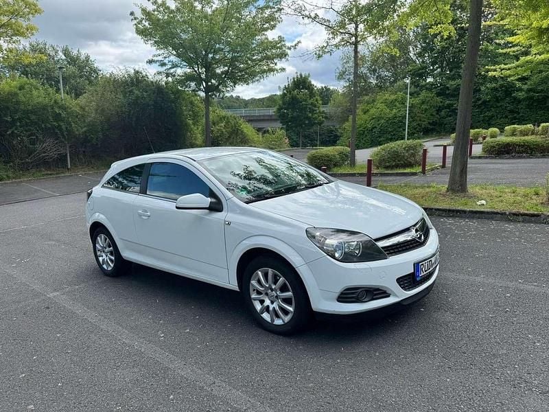 Weiß Gebraucht 2009 Opel Astra GTC Selection Limousine | 2.100 € (Teuer) - Bild 1/4
