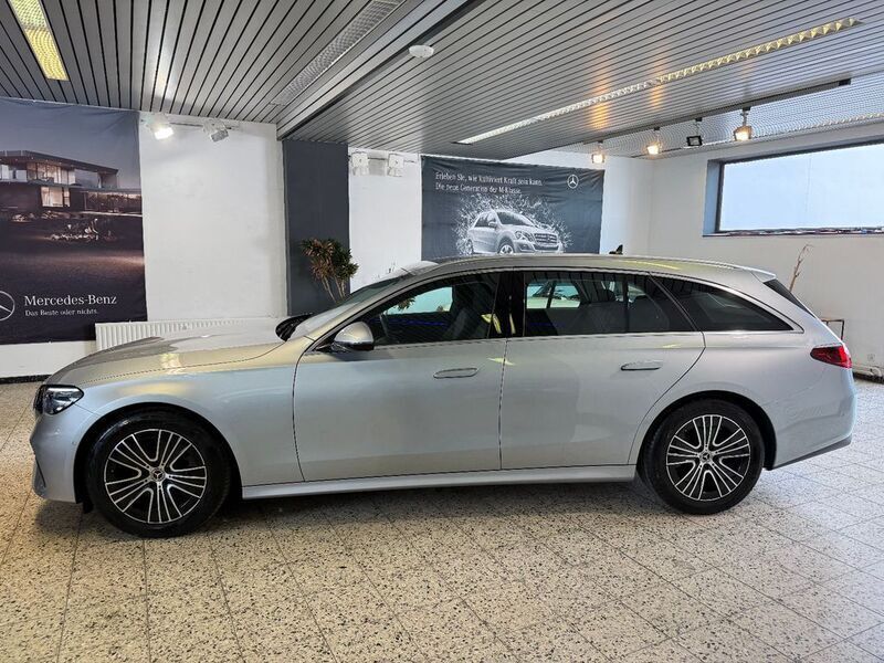 Silber Gebraucht 2024 Mercedes E220 Avantgarde Limousine | 49.995 € (Guter Preis) - Bild 1/4