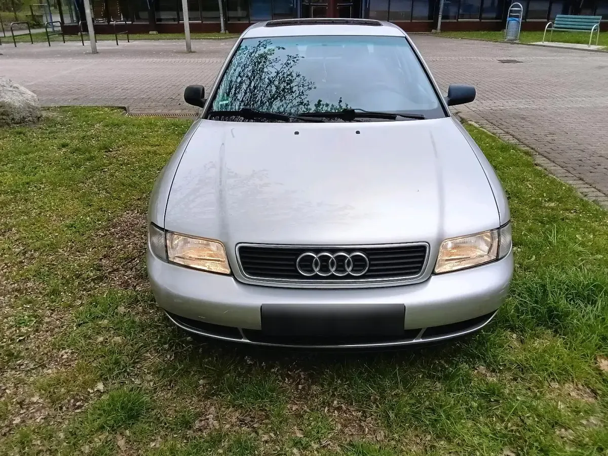 Second-hand Audi A4 125 CP (91 kW) 1997 Argintiu Berlinǎ
