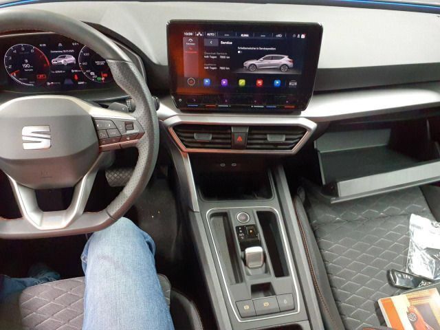 Gebraucht Seat Leon FR 150 PS (110 kW) 2024 Midnight schwarz metallic (metallic) Limousine