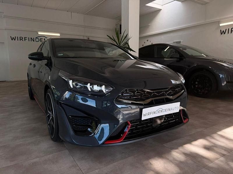 Grau Gebraucht 2022 Kia ProCeed GT Kleinwagen | 25.970 € (Fairer Preis) - Bild 1/4