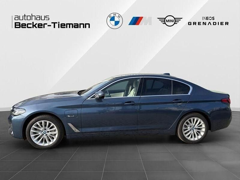 Gebraucht BMW 530e Efficient Dynamics 184 PS (135 kW) 2022 Arctic race blue Limousine