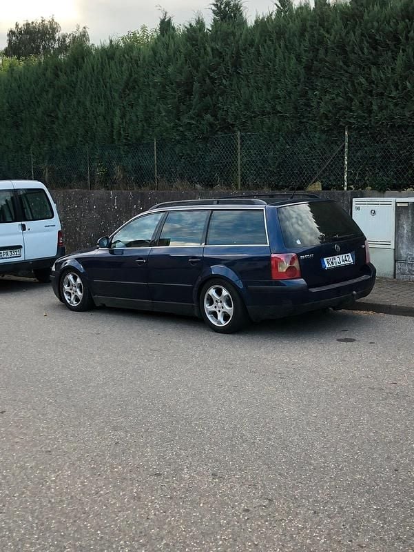 Blau Gebraucht 2003 VW Passat Kombi | 800 € (Superpreis) - Bild 1/4