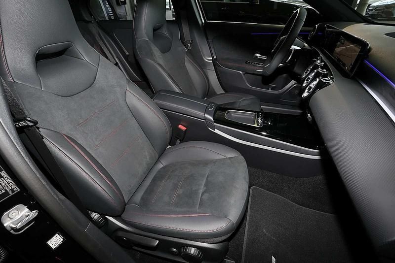 Gebraucht Mercedes A200 AMG 163 PS (119 kW) 2025 Metalliclack kosmosschwarz Limousine