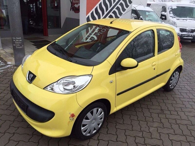 Gelb Gebraucht 2006 Peugeot 107 Kleinwagen | 2.590 € (Fairer Preis) - Bild 1/4