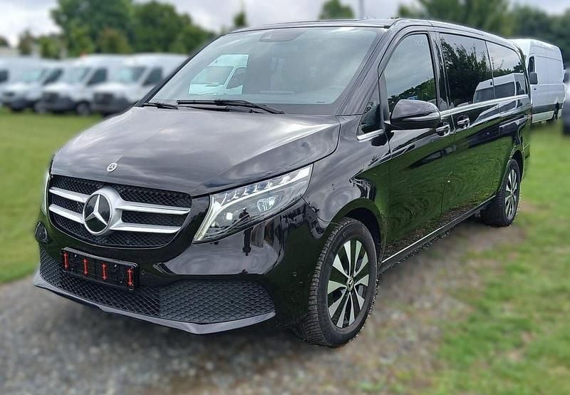 Schwarz Gebraucht 2023 Mercedes V300 Avantgarde Van / Kleinbus | 62.474 € (Guter Preis) - Bild 1/4