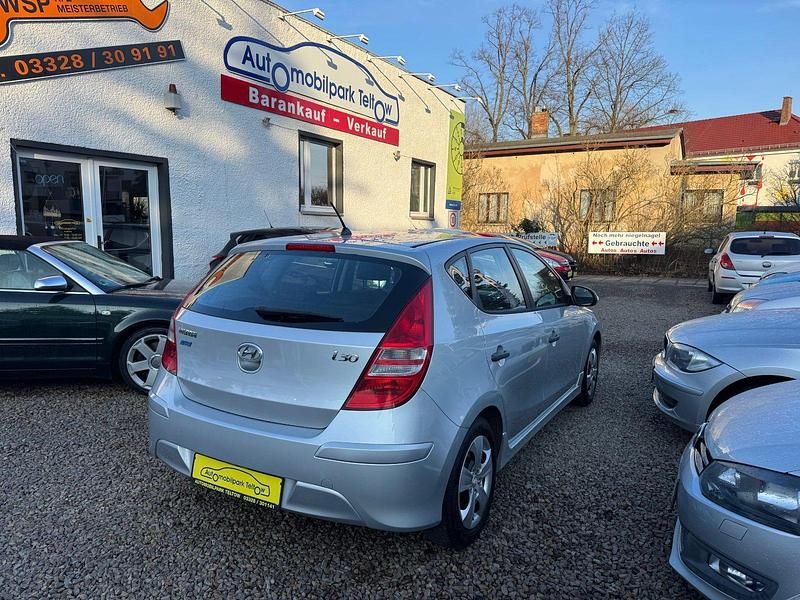 Gebraucht Hyundai i30 Edition 109 PS (80 kW) 2011 Continental silver Kleinwagen