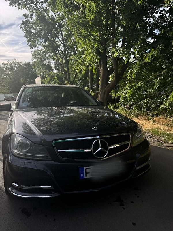 Schwarz Gebraucht 2011 Mercedes C250 Limousine | 9.500 € - Bild 1/4