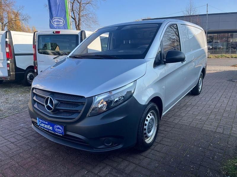 Brillantsilber metallic Gebraucht 2020 Mercedes Vito Van / Kleinbus | 16.800 € (Guter Preis) - Bild 1/4