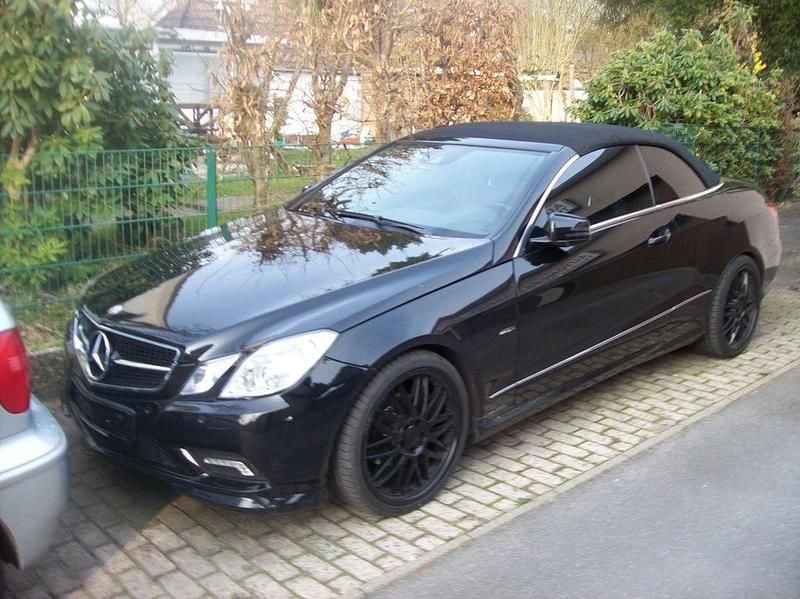 Gebraucht Mercedes E200 AMG 184 PS (135 kW) 2010 Schwarz Cabrio