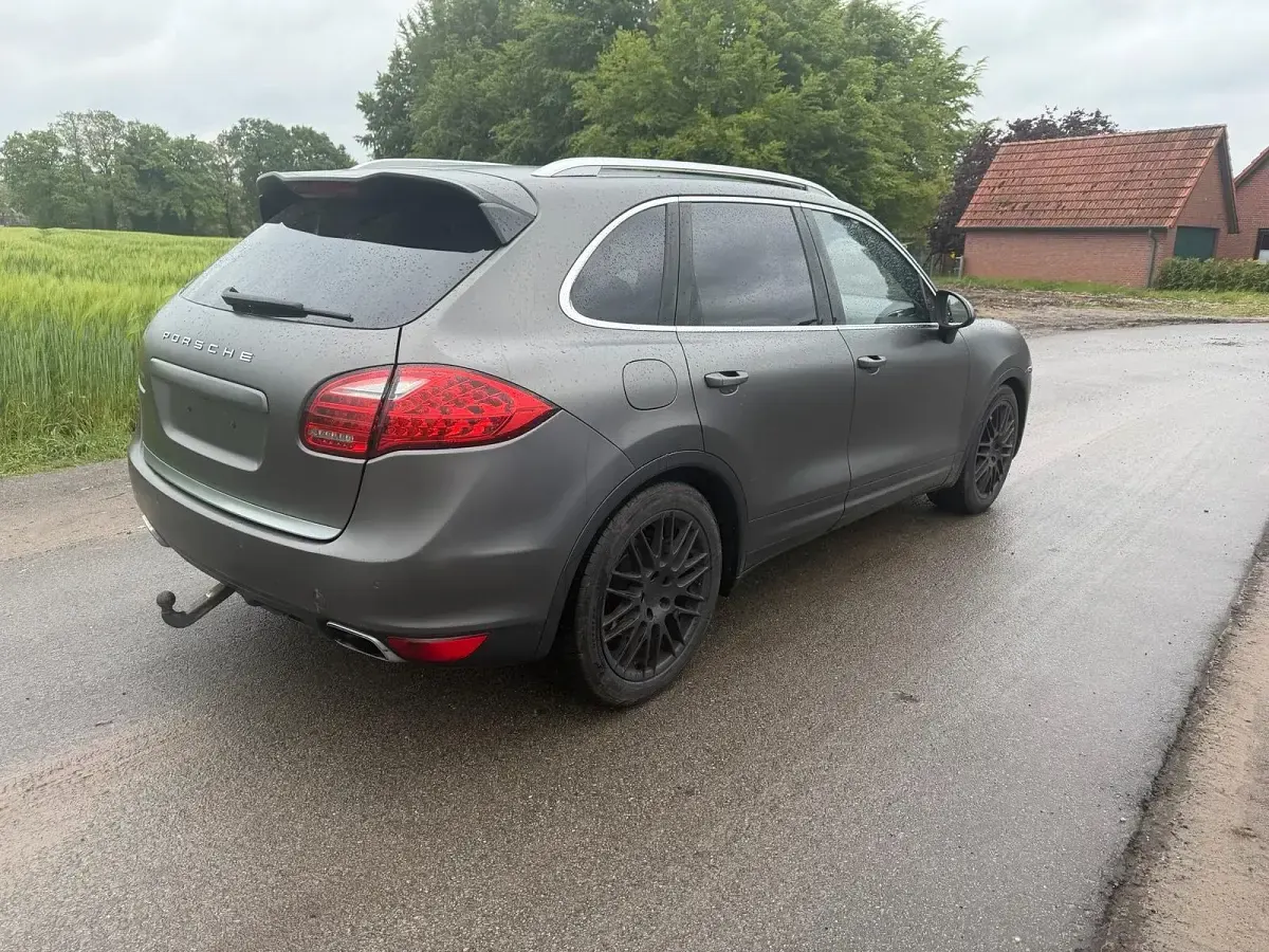 Second-hand Porsche Cayenne 245 CP (180 kW) 2010 Negru SUV