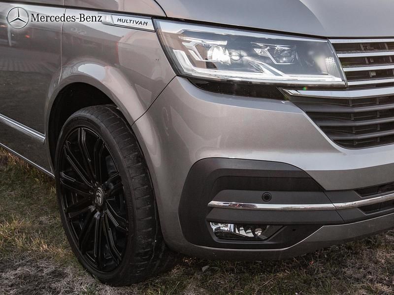 Usado VW Multivan Generation Six 150 HP (110 kW) 2022 Bege Monovolume