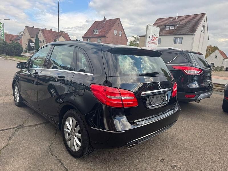 Gebraucht Mercedes B180 122 PS (89 kW) 2011 Schwarz Van / Kleinbus