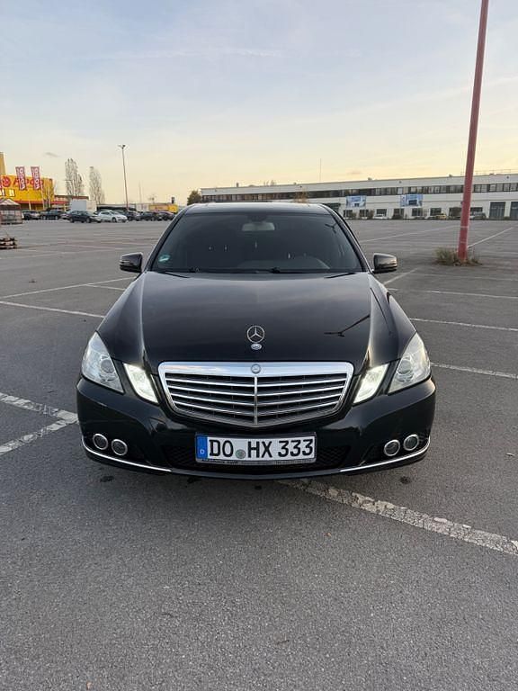 Gebraucht Mercedes E200 Elegance 184 PS (135 kW) 2010 Schwarz Limousine