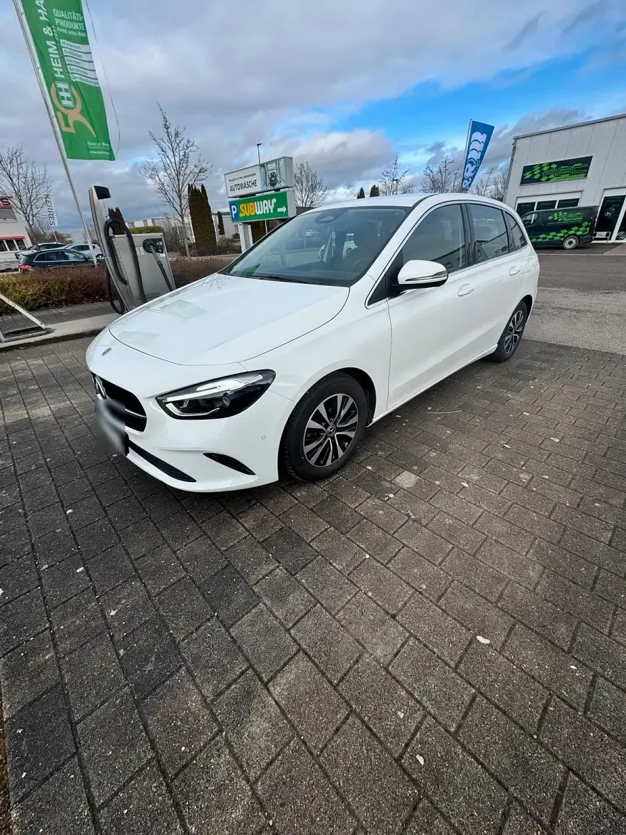 Gebraucht Mercedes B200 150 PS (110 kW) 2023 Weiß Kleinwagen