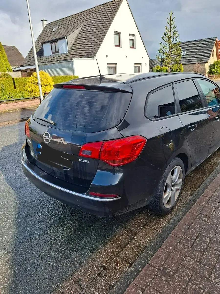 Używany Opel Astra Active 140 KM (102 kW) 2014 Czarny Kombi
