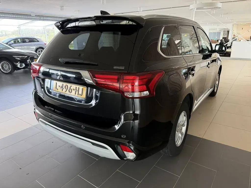 Gebraucht Mitsubishi Outlander P-HEV 135 PS (99 kW) 2021 Schwarz SUV
