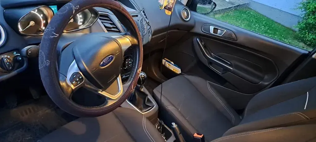 Gebraucht Ford Fiesta 101 PS (74 kW) 2014 Blau Kleinwagen
