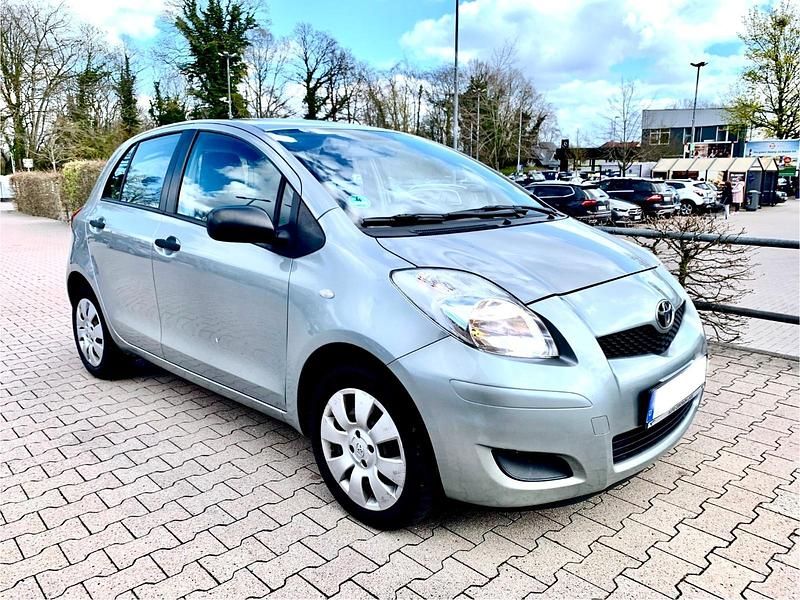 Gebraucht Toyota Yaris 69 PS (50 kW) 2010 Grau Kleinwagen
