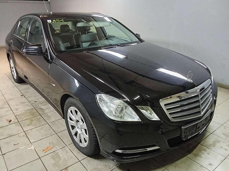 Gebraucht Mercedes E200 163 PS (119 kW) 2011 Schwarz/baltic black Limousine