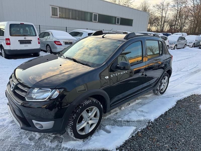 Gebraucht Dacia Sandero Stepway 90 PS (66 kW) 2015 Schwarz Kleinwagen