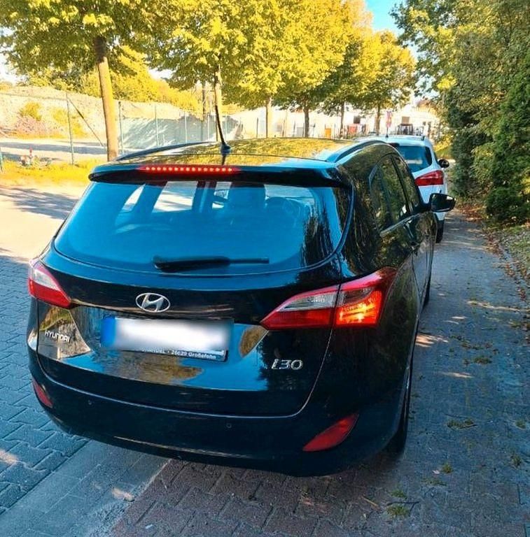 Gebraucht Hyundai i30 Trend 99 PS (72 kW) 2012 Schwarz Kombi