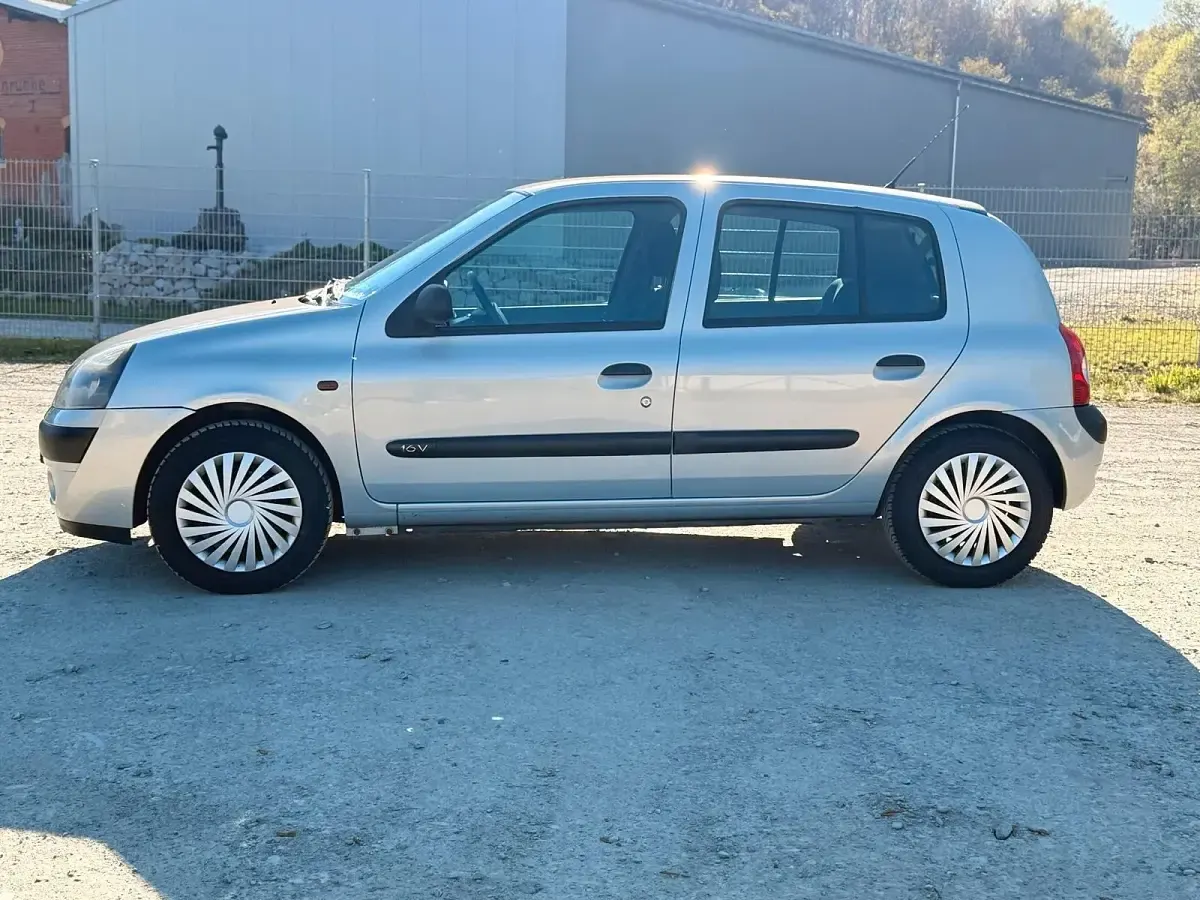 Gebraucht Renault Clio II 75 PS (55 kW) 2002 Silber Kleinwagen