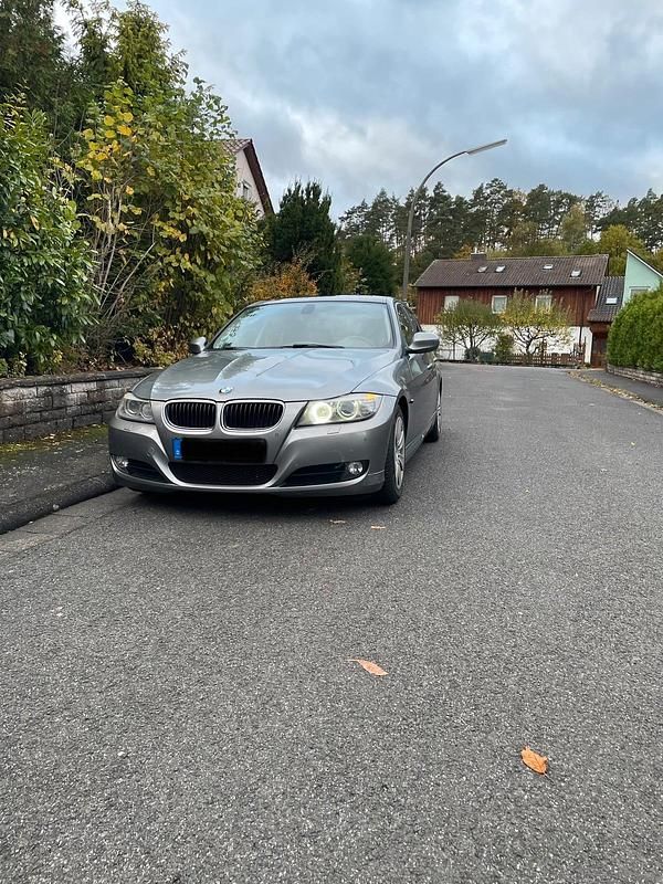 Gebraucht BMW 318 140 PS (102 kW) 2011 Grau Limousine