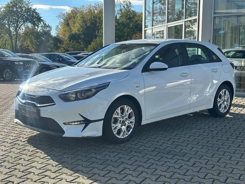 Weiß Gebraucht 2022 Kia Ceed Edition 7 Limousine | 14.500 € (Fairer Preis) - Bild 1/4