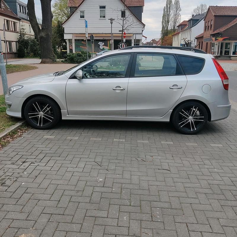 Gebraucht Hyundai i30 90 PS (66 kW) 2012 Silber Kombi