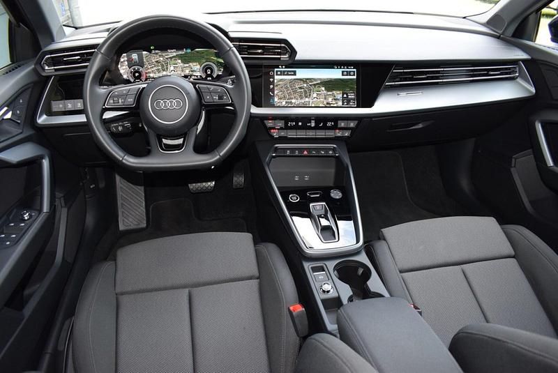 Gebraucht Audi A3 Ambiente 150 PS (110 kW) 2024 Navarrablau metallic Limousine