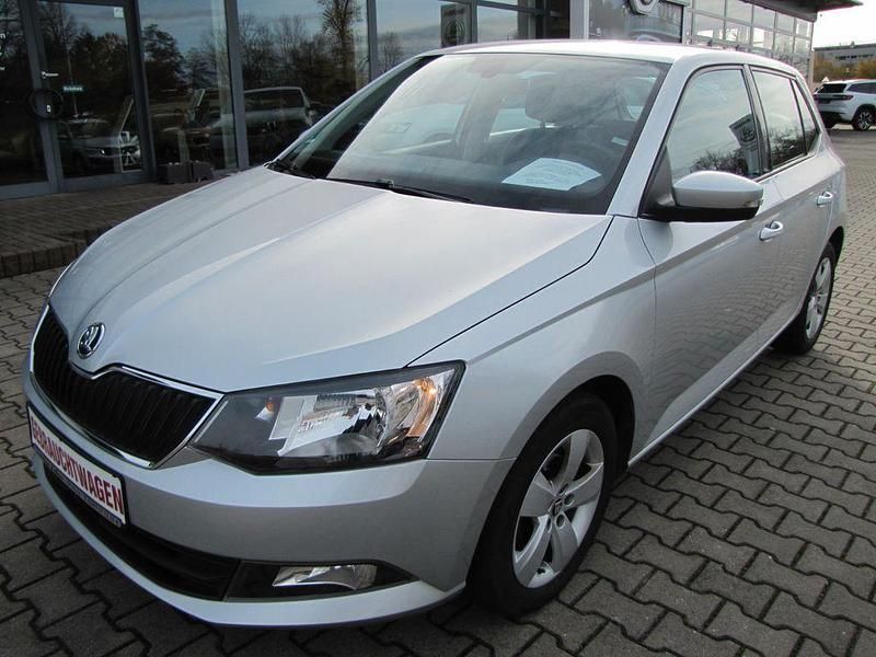 Silber Gebraucht 2015 Skoda Fabia Ambition Limousine | 8.990 € (Fairer Preis) - Bild 1/4