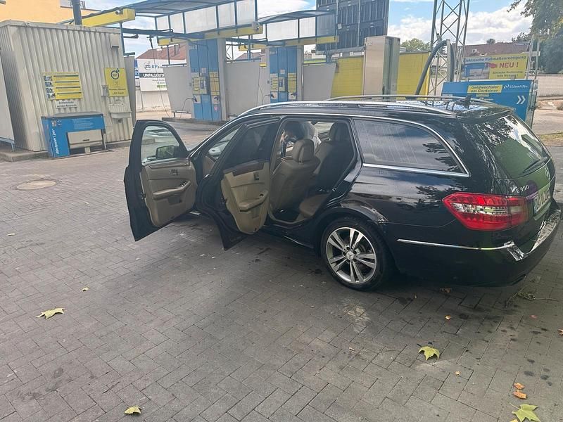 Schwarz Gebraucht 2011 Mercedes E350 Kombi | 4.700 € (Superpreis) - Bild 1/4